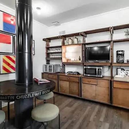 Spacious Riverfront Suite - Close To Downtown